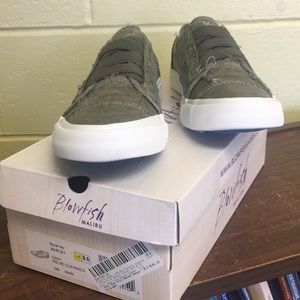 New in box Blowfish casual sneakers